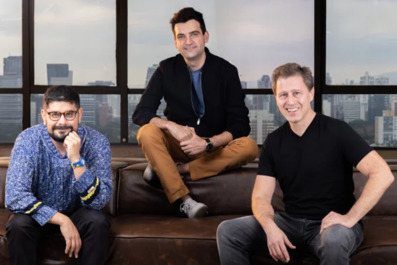 Os fundadores (&agrave; esq) Diego Garc&iacute;a Escobedo e Gerry Giacom&aacute;n Colyer, e o novo country manager no Brasil, Francisco Simon (