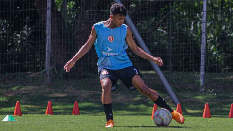 Matheus Henrique durante treinamento 