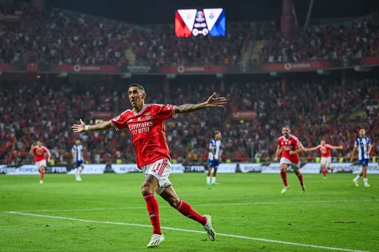 Di Maria comemora o gol que abriu o placar da vitória do Benfica sobre o Porto na final da Supertaça –