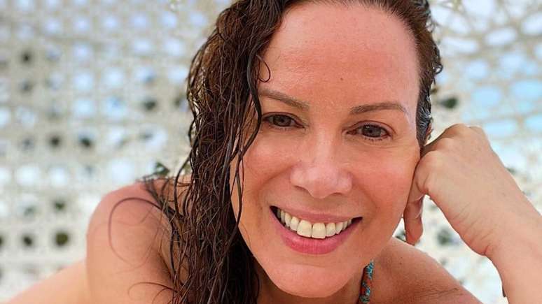 Former presenter of ‘Mulheres’, Regina Volpato surprises when she appears in a thong bikini
