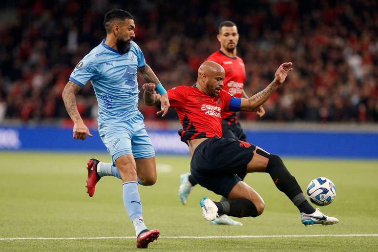 Bolívar vence o Athletico por 3 a 1 de virada no jogo de ida das oitavas de  final da Libertadores