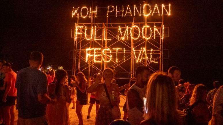 Koh Phangan é uma ilha conhecida por sua festa de lua cheia.