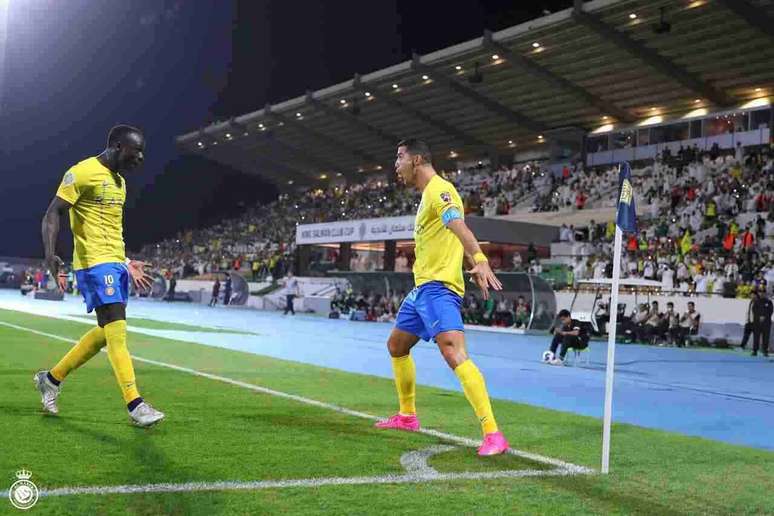 Cristiano Ronaldo comemora o gol marcado na vitória do Al-Nassr sobre o Al-Shorta –