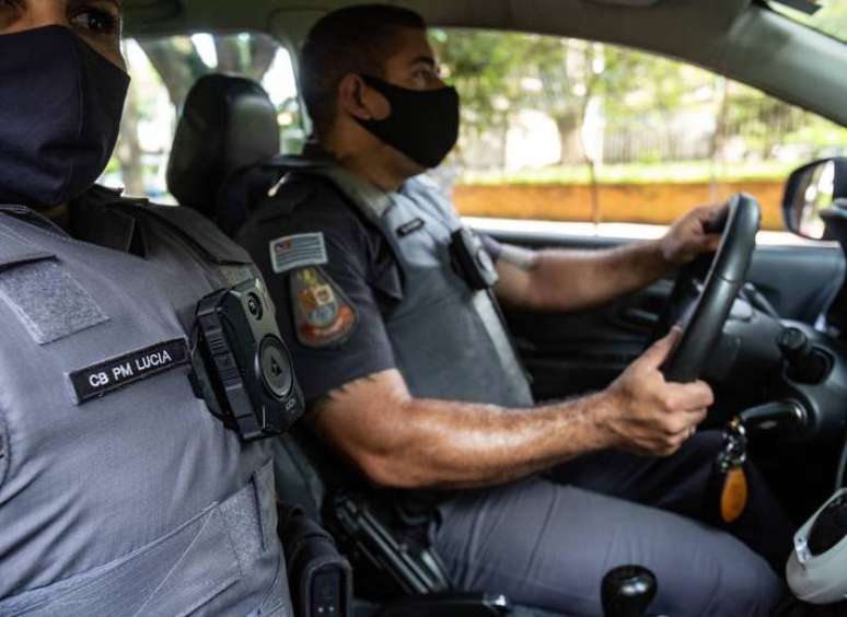 Policiais militares portando câmera no uniforme realizam ronda na região central de São Paulo