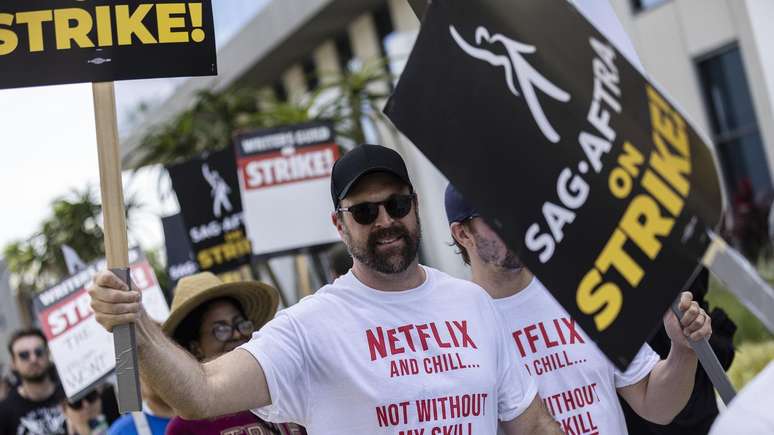 Atores e roteiristas em protesto em frente à Netflix em Los Angeles, em 21 de julho