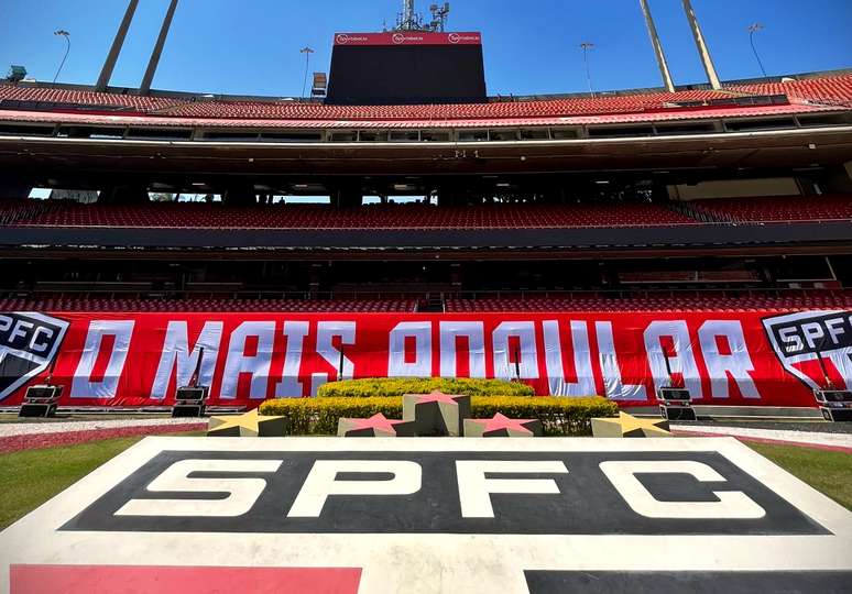 Faixa da torcida do São Paulo exalta a fase de público recorde no Morumbi