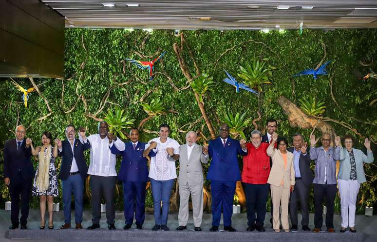 Começou em Belém/PA a Cúpula da Amazônia, evento que reúne líderes dos países amazônicos para discutir questões relacionadas ao desenvolvimento sustentável da região. Além do Presidente Lula, participam do evento representantes de 15 países como: Bolívia, Equador, Colômbia, Peru, Venezuela e outros.