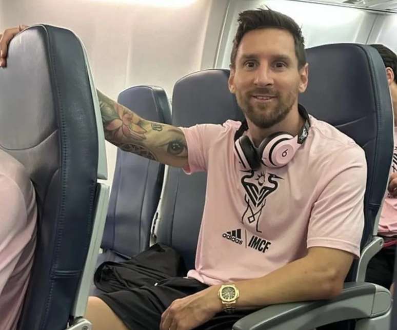Messi viraliza com foto em voo em classe econômica nos EUA