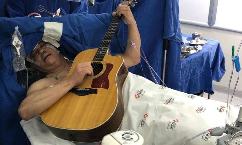 Paciente toca violão durante cirurgia no cérebro: entenda como é possível -