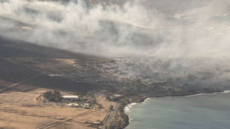 Vista aérea de prédios danificados e fumaça na cidade de Lahaina