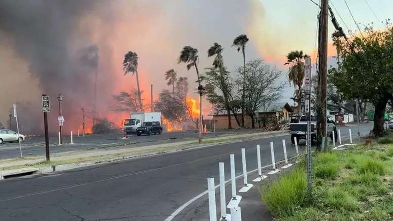 Os bombeiros ainda tentam combater os focos ativos de incêndio, enquanto helicópteros jogam água sobre as chamas