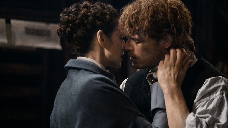 O reencontro de Claire e Jamie Fraser no 6&ordm; epis&oacute;dio da 3&ordf; temporada.