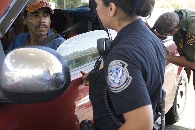 Agentes de imigração questionam um motorista no Texas