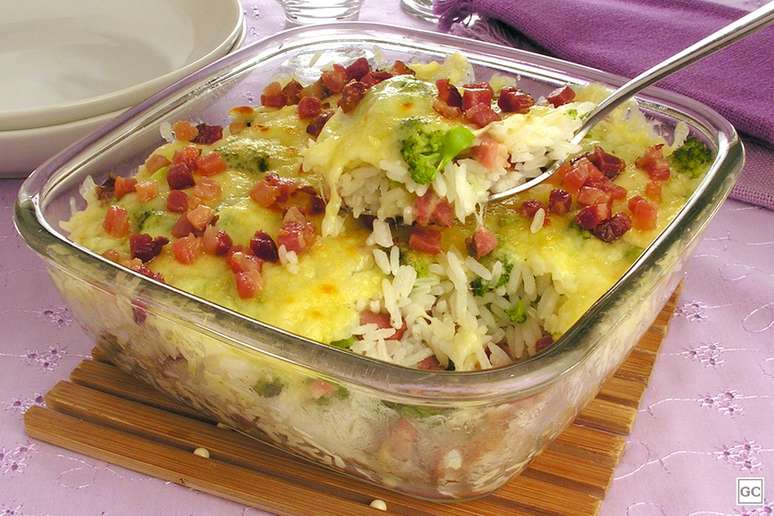 Rice with broccoli and bacon: lunch ready in half an hour