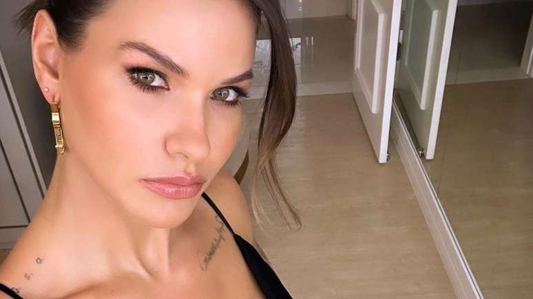 Andressa Suita Esbanja Beleza Em Look Decotado E Ganha Elogios Perfeita