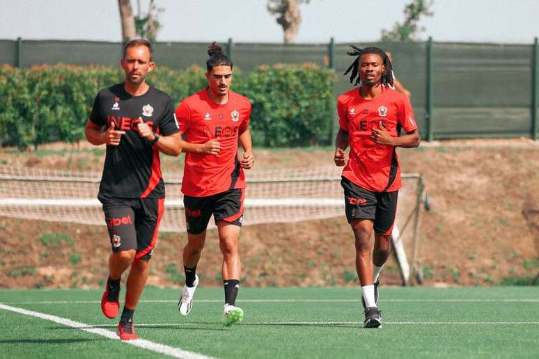 Jogadores do Nice durante atividade de preparação para estrear no Campeonato Francês –