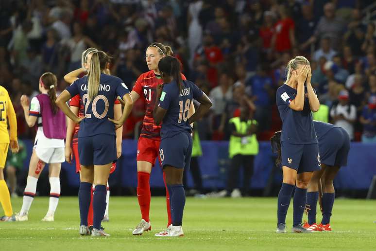 Reação das jogadoras francesas ao serem eliminadas em casa pelos EUA, na Copa do Mundo de 2019