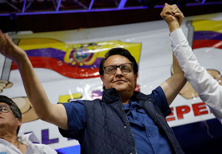 O candidato presidencial equatoriano Fernando Villavicencio agita uma bandeira equatoriana enquanto participa de um comício em Quito, Equador, 9 de agosto de 2023
