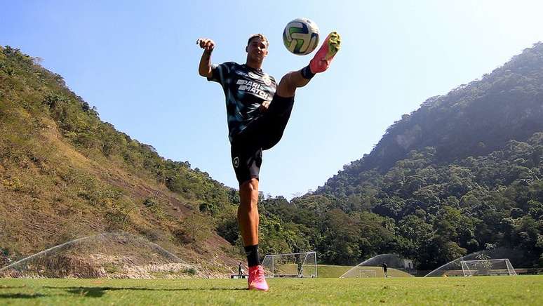 Lateral-direito Mateo Ponte pode fazer sua estreia pelo Botafogo –