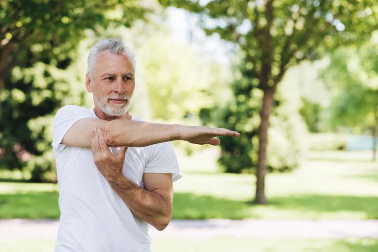 Profissional aponta os benefícios e indica cinco exercícios para fazer em casa