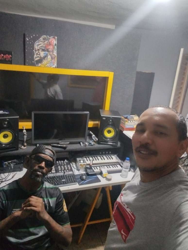 Dumdum e Carlos Xavier, do estudo Santo Records, em Piritiba. Segundo o produtor, “gravação foi foda, de verdade”.