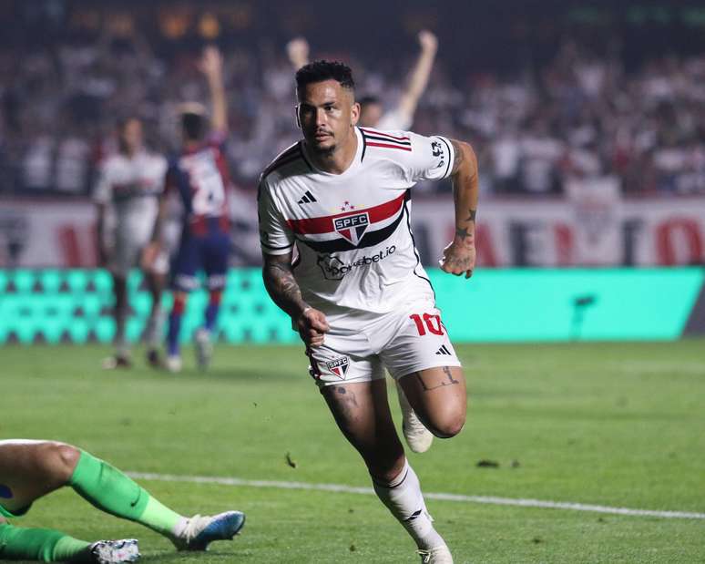 Luciano, do São Paulo, marca gol contra o San Lorenzo pelas oitavas da Copa Sul-Americana.