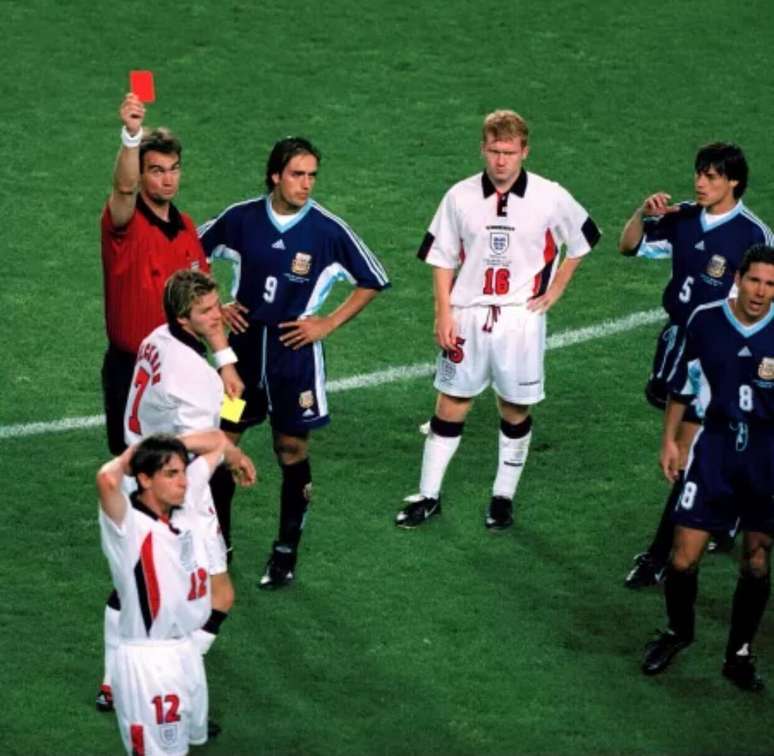 Beckham &eacute; expulso depois de pisar em Simeone na Copa de 1988