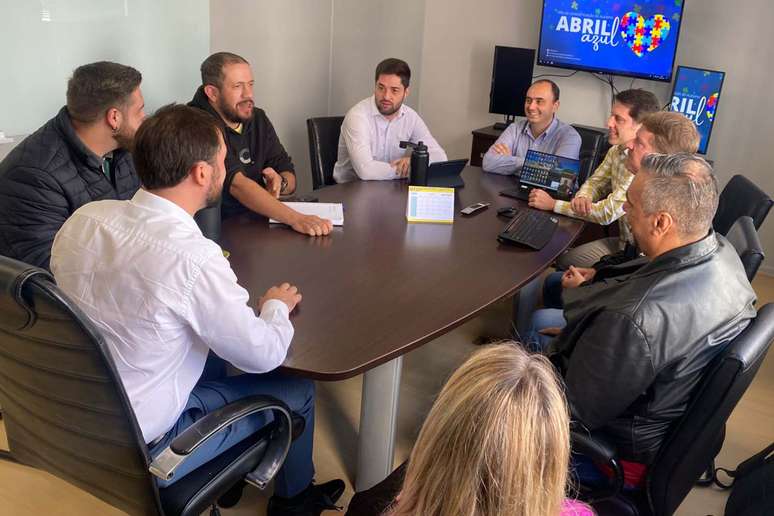 Diretor operacional da Lottopar, Jonathan Dieter, em reunião com consórcio vencedor.