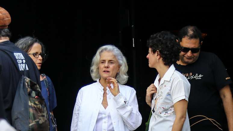 Na porta do teatro, a atriz recebeu o carinho das pessoas presentes