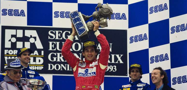 Em 1993 Ayrton Senna levantou um icônico troféu de Sonic ao vencer o Grande Prêmio de F1 em Donington Park, na Inglaterra.