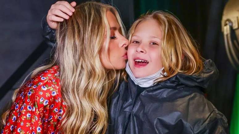 Adriane Galisteu’s son turns 13 and impresses with size: ‘A little boy’
