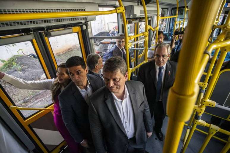 O governador Tarc&iacute;sio de Freitas durante lan&ccedil;amento da planta-piloto da primeira esta&ccedil;&atilde;o do mundo de abastecimento de hidrog&ecirc;nio renov&aacute;vel a partir do etanol.