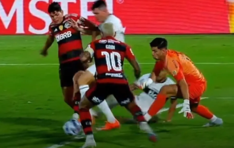 Conmebol divulga áudios do VAR de lances do jogo Grêmio x Flamengo