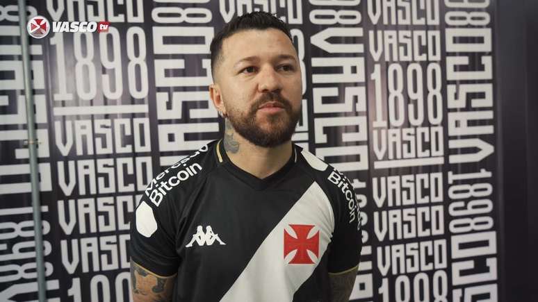 De volta ao Vasco, Rossi exalta felicidade e se declara: 'Clube que amo