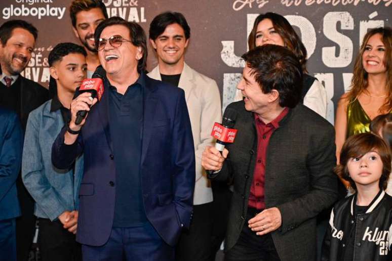 Chitãozinho & Xororó com elenco e equipe da série ‘As Aventuras de José & Durval’.