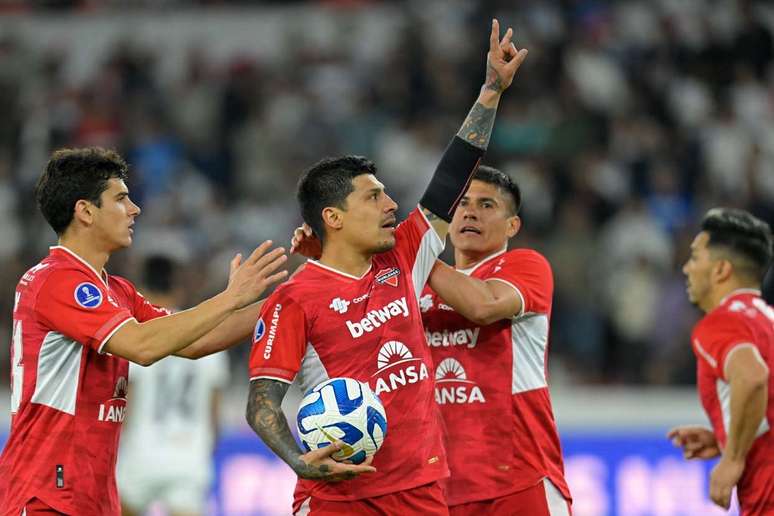 Ñublense e LDU protagonizaram um jogo equilibrado e que foi decidido na disputa de pênaltis (Photo by RODRIGO BUENDIA/AFP via Getty Images)