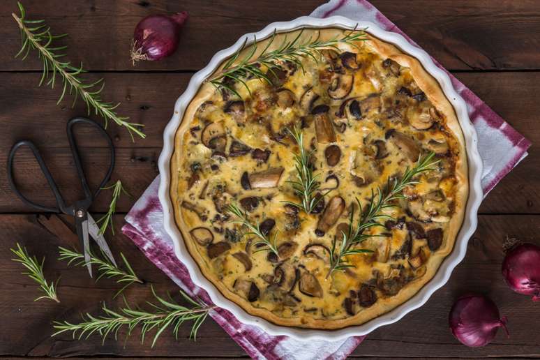 Mushroom and red onion quiche 