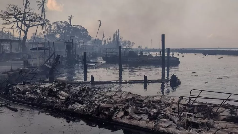 Fumaça e fuligem de incêndios escurecem cidades no Havaí em pleno dia