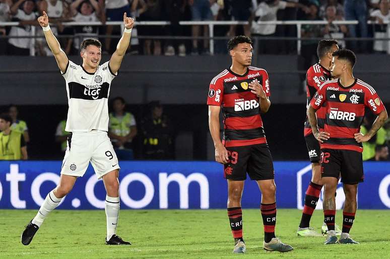 Com três gols de cabeça, Olimpia elimina o Flamengo na Libertadores
