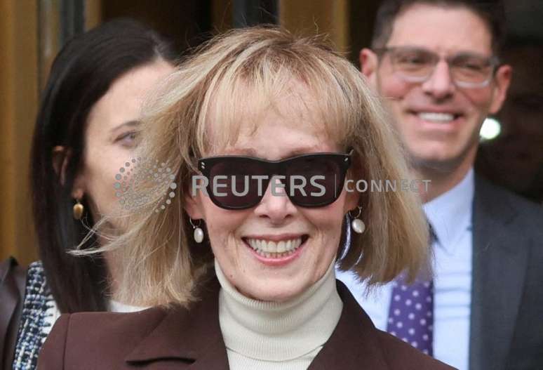 E. Jean Carroll deixa Tribunal Federal de Manhattan após veredito no caso de acusação de estupro contra o ex-presidente dos EUA Donald Trump, em Nova York
09/05/2023
REUTERS/Brendan McDermid      