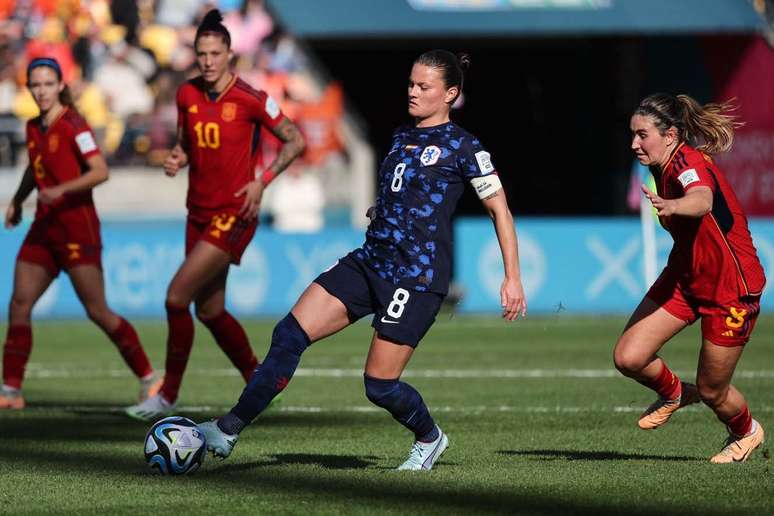 Em meio a crise, seleção feminina da Espanha vence Suécia na