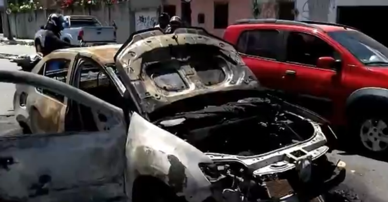 Três carros foram incendiados em ações quase simultâneas