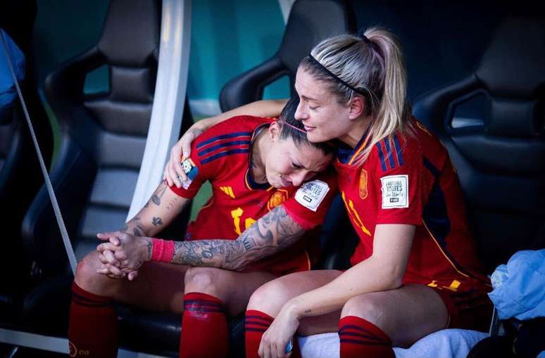 Jogadora De Futebol Feminino Mostrando Emoção Depois De Perder Um