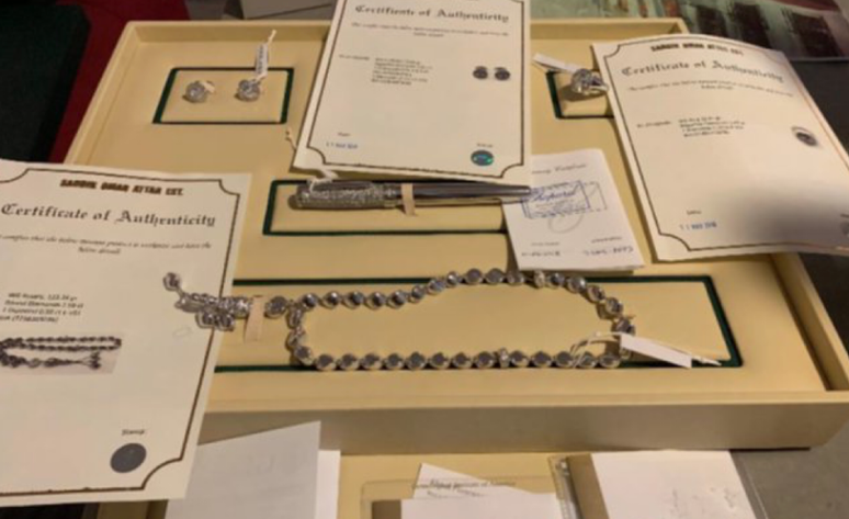 Kit de joias recebido por Bolsonaro foi oferecido em leilão nos EUA por US$ 120 mil
