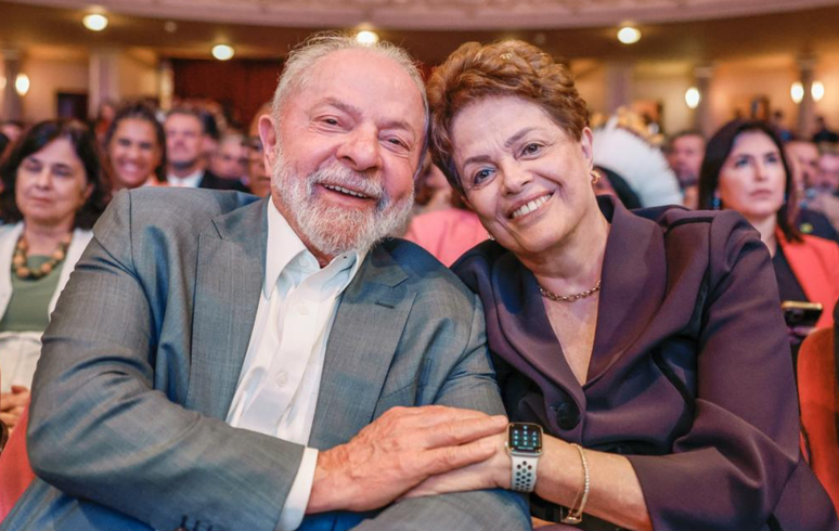 Presidente Lula e a ex-presidente Dilma em cerimônia nesta sexta-feira, 11