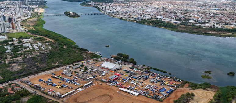 Abertura do Rally dos Sertões 2023 aconteceu em Petrolina, PE, ao lado do Rio São Francisco