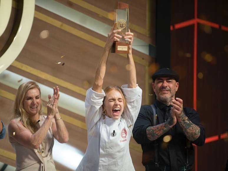 Isabella Scherer, filha do nadador Xuxa, venceu o MasterChef em 2021