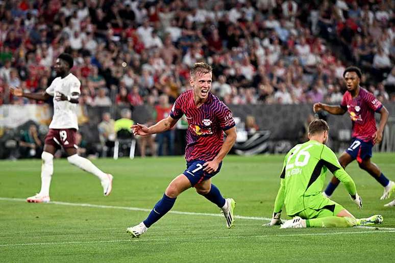 Dani Olmo  comemora um de seus três gols que calaram a torcida do Bayern, na Allianz Arena. Afinal, o  RB Leipzig fez 3 a 0 e coinquistou a Supercopa da Alemanha  –