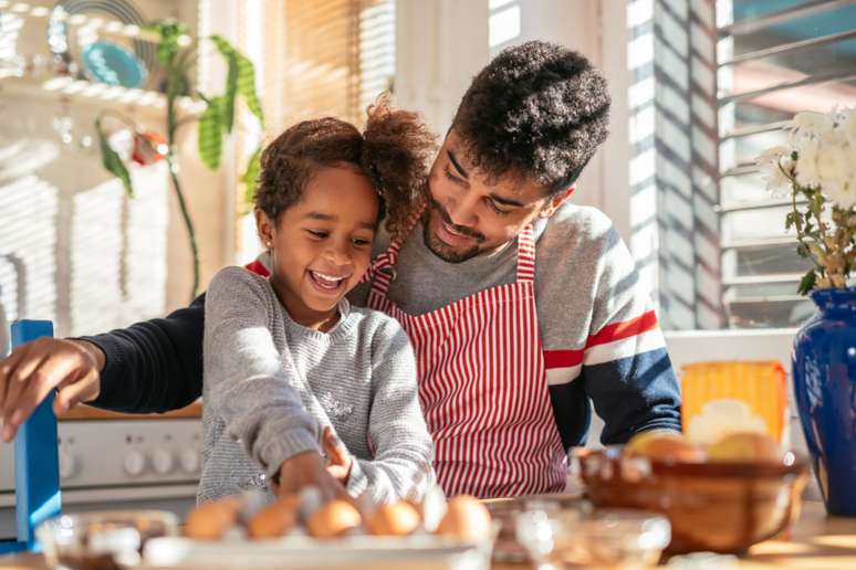 Cooking together is a way to strengthen family ties 