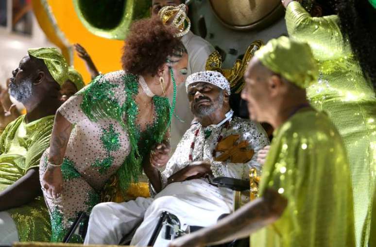 PKIMPERIO27 - RJ - 02/19/2023 - SAMBA SCHOOLS PARADE / CARNIVAL 2023 / RIO / SAPUCAÍ / IMPÉRIO SERRANO - METROPOLIS OE - Império Serrano is the first school to parade at the Marquês de Sapucaí sambódromo, in downtown Rio, this Sunday 19. In the photo, Arlindo Cruz, awarded in the story of the School, and his wife Barbara Cruz. PHOTO: PEDRO KIRILOS / ESTADÃO PKIMPERIO27 - RJ - 02/19/2023 - SAMBA SCHOOLS PARADE / CARNIVAL 2023 / RIO / SAPUCAÍ / IMPÉRIO SERRANO - METROPOLIS OE - Império Serrano is the first school to parade at the Marquês de Sapucaí sambódromo, in downtown Rio, this Sunday 19. In the photo, Arlindo Cruz, awarded in the story of the School, and his wife Barbara Cruz. PHOTO: PEDRO KIRILOS / ESTADÃO